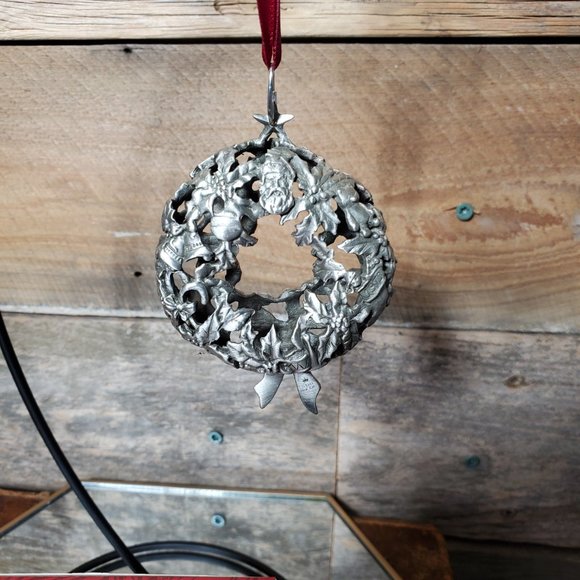 1993 Hallmark Keepsake 20th Anniversary Glowing Pewter Wreath Ornament - Picture 4 of 6
